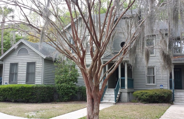 Cozy Quiet Cottage in gated bike friendly golf resort minutes from the Beach.