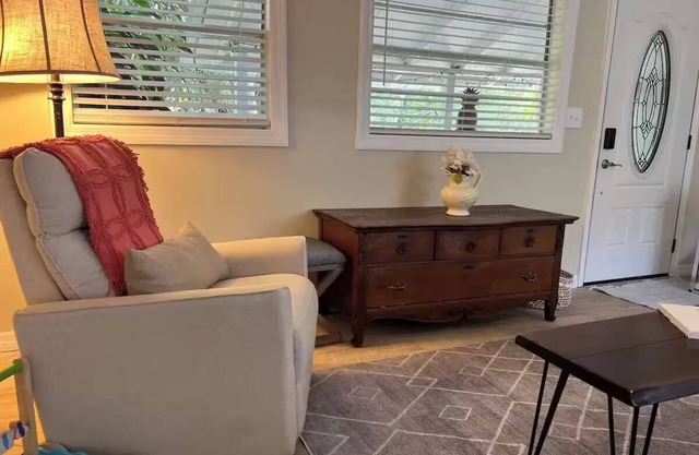 Cozy, Quiet Keystone Cottage. Nestled in a lush Old Florida neighborhood.