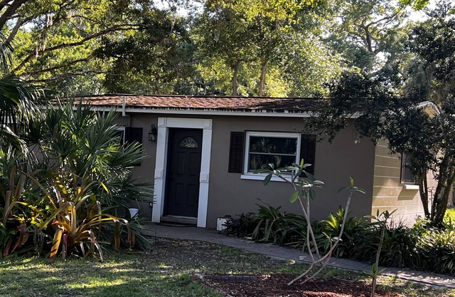 Cozy quite cottage nestled in Safety Harbor