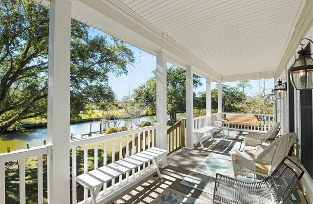 Cozy Raised Cottage Overlooking Beautiful Bayou Mallini.