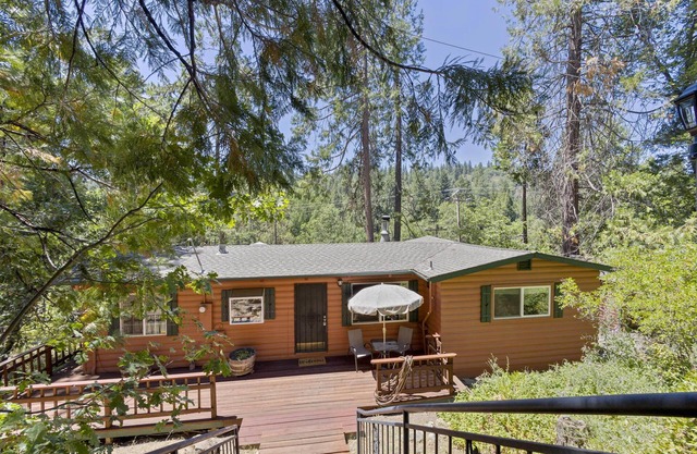 Cozy Red Cabin - King bed, short drive to Dodge Ridge & Pinecrest Lake.