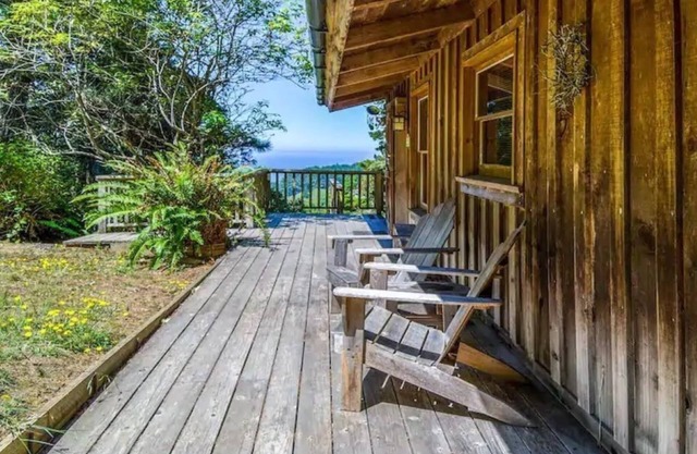 Cozy Redwoods Cabin with Ocean Views (+Hot Tub)