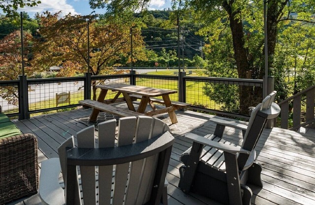 Cozy, renovated, spacious 2BR home walking distance to Chimney Rock & Lake Lure.