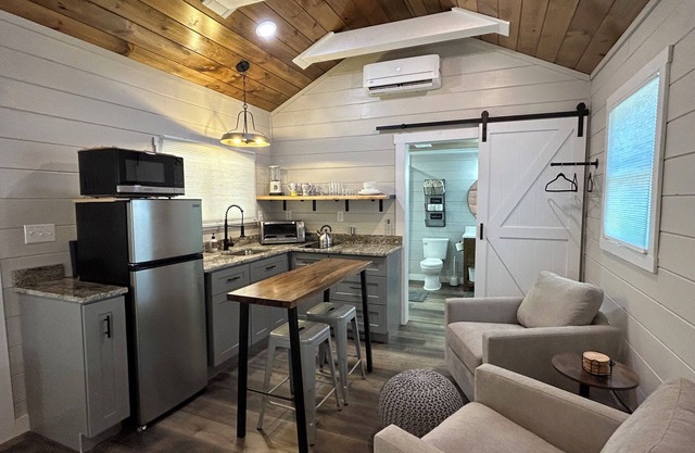 Cozy Retreat Hot Tub Close to Town, Deep Creek, and National Park Entrance.