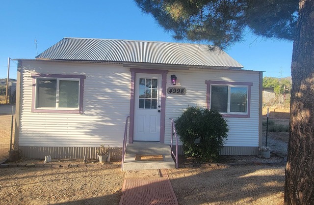 Cozy retreat in Arizona's oldest silver mining town. Pet friendly!