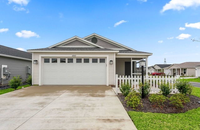 Cozy Retreat in The Villages: Fully Furnished 2/2 Villa!