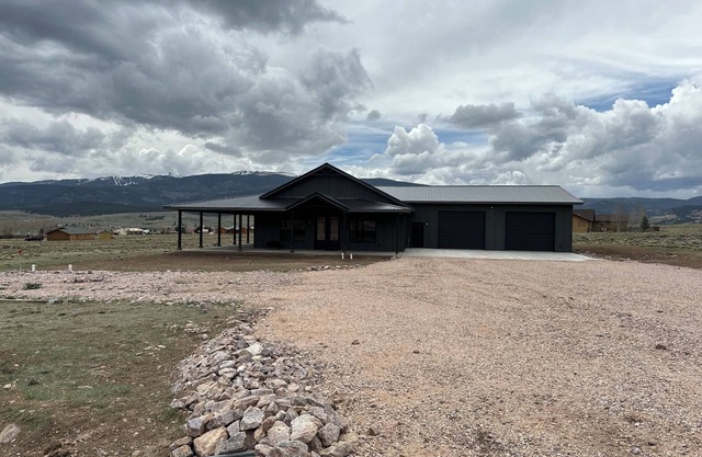 Cozy retreat located in the perfect location for views of the mountains and lake