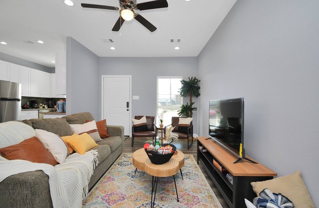 Cozy Retreat Near NRG Stadium, Free parking, Wi Fi