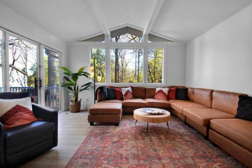 Cozy Retreat near Paris Mtn State Park Sleeps 12