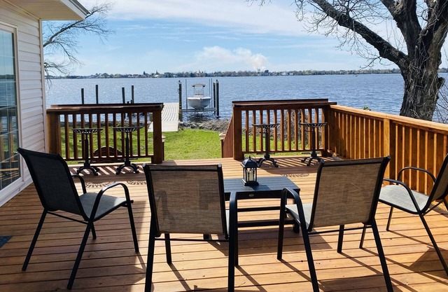 Cozy riverfront cottage with an amazing view, minutes from downtown New Bern.
