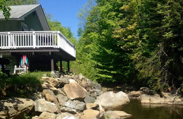 Cozy Riverfront Home, 1mi to Mt Snow, free shuttle