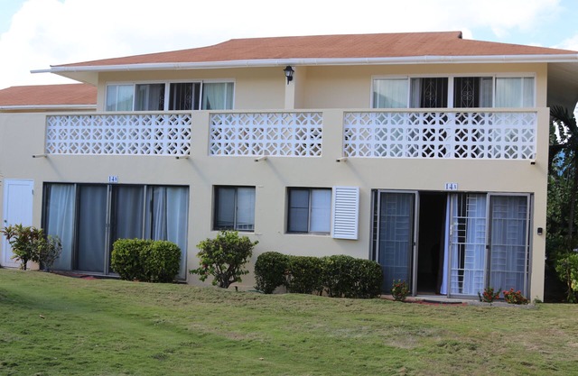 Cozy Romantic Bungalow — 3 min walk to the beach, in front of the golf course!