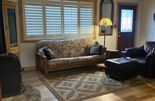 Cozy, Romantic & Quiet! Off Pioneer Trail! Close to all amenities!