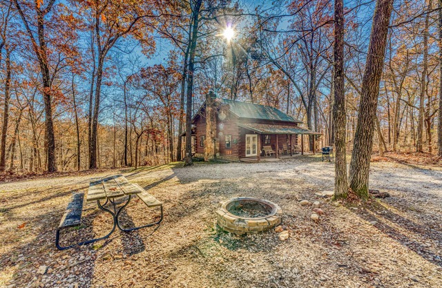 Cozy, rustic Buffalo River log cabin with indoor/outdoor firepit. Sleeps 10!