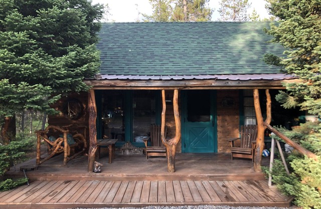 Cozy rustic cabin on wooded 1 acre