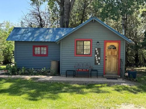 Cozy Rustic Cabin with Riverside Patio on the Pecos River – Pecos, New Mexico