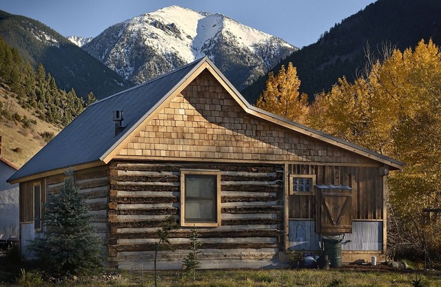 Cozy, Rustic Cabins near Chico Hot Springs & only 35 mins to YELLOWSTONE PARK!