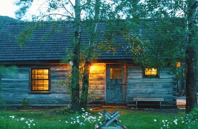 Cozy, Rustic Cabins near Chico Hot Springs & only 35 mins to YELLOWSTONE PARK!