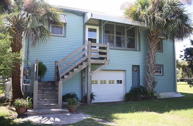 Cozy, rustic home on Sullivan's Island near beach; great screen porch!