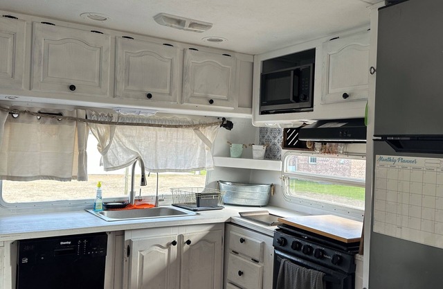 Cozy RV in Snow Hill please enjoy a peaceful relaxing day.