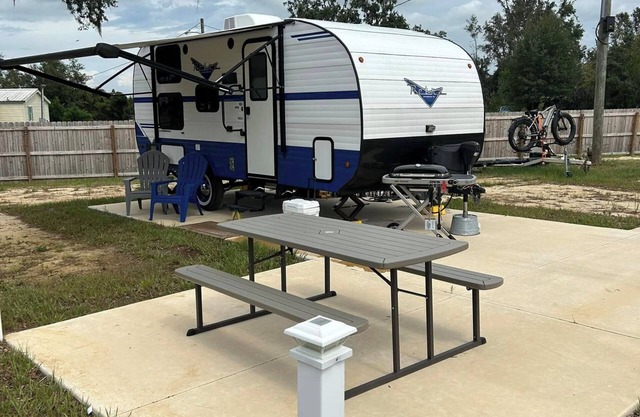 Cozy RV sleeps 4, WiFi, fitness room in wonderful Madison