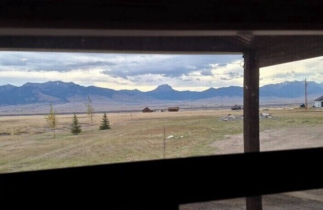 Cozy RV with 1 bedroom and WiFi, AC in Soothing Ennis