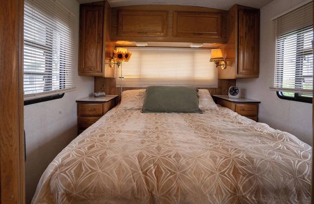 Cozy RV with AC, TV's and WiFi in Center of Inland Empire in Rialto, Ca