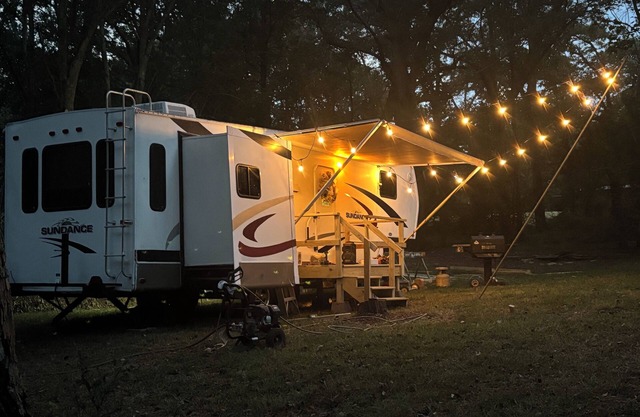 Cozy RV with fire pit on 7 acres in Winder ONLY 20 minutes from the UGA stadium