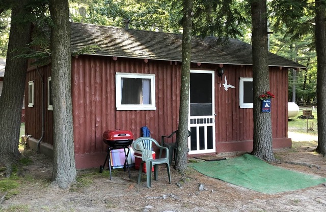 Cozy "Sailing" Cabin in the woods with Pentwater Lake frontage and access