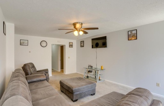 Cozy Sandusky Apartment about 4 Mi to Cedar Point!