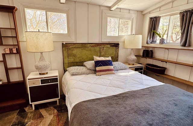 Cozy Serene Cabin by Lake MI&Dunes Private Hot Tub