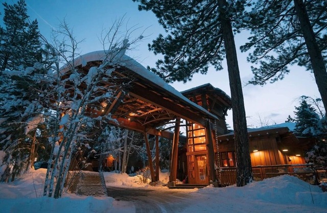 Cozy Single King, Gravity Haus Truckee-Tahoe, Close to Alpine Meadows