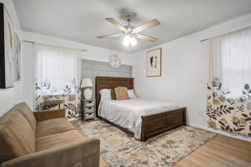 Cozy single story 2 bdrm family home near the BLVD