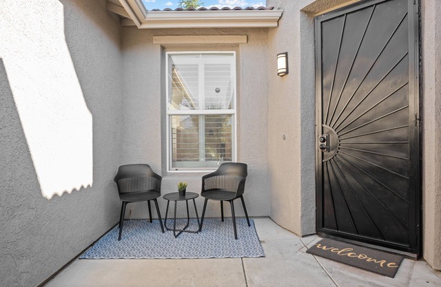 Cozy single story home, 9 mins from Sacramento International airport.