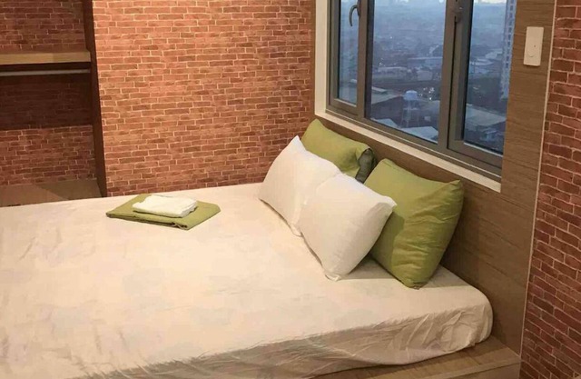 Cozy sky view big windows located heart of qc grass residences staycation
