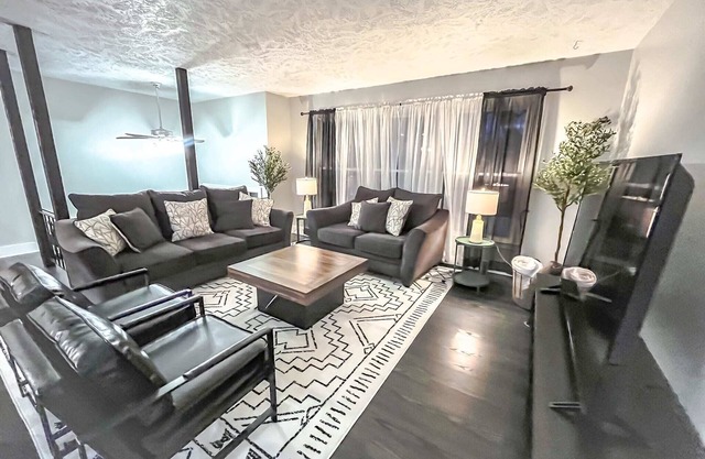 Cozy & Sleek 3 bd 3 b Sleeps 8