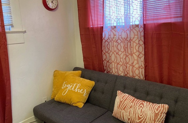 Cozy Small Cottage Downtown - Walk to University of Nevada Reno