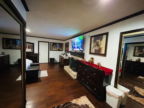 Cozy & Spacious 3BR Rustic Stay Minutes from LAX