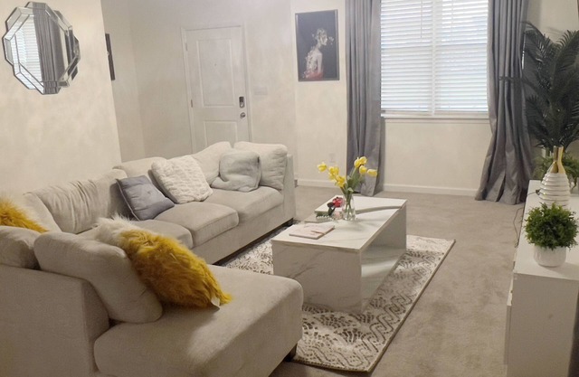 Cozy Spacious Modern Lakeview Home Located Near Downtown Indianapolis