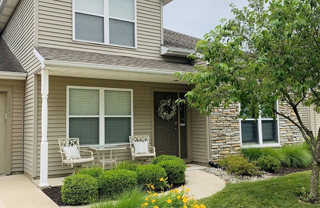 Cozy/Spacious townhouse in prime location!
