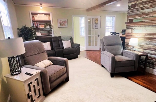 Cozy Stay Near it all: USC, Ft. Jackson & Columbia Venues