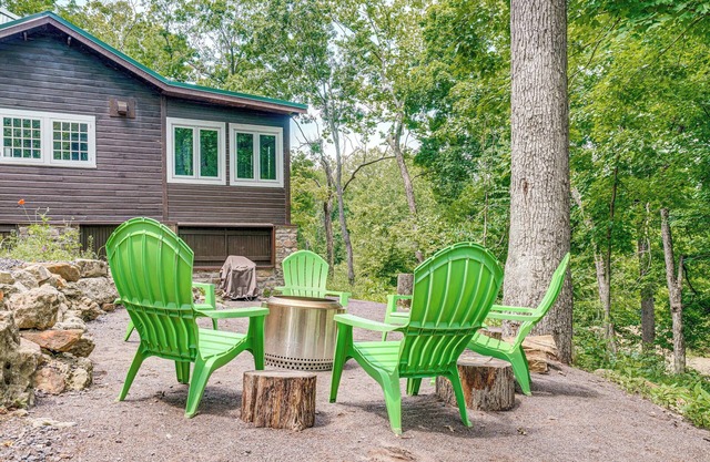 Cozy Steelville Retreat: River + Trail Access!
