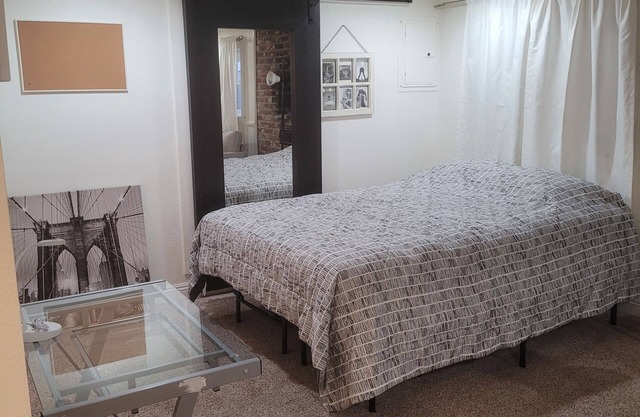 Cozy studio, 2 blocks from Sacramento River.
