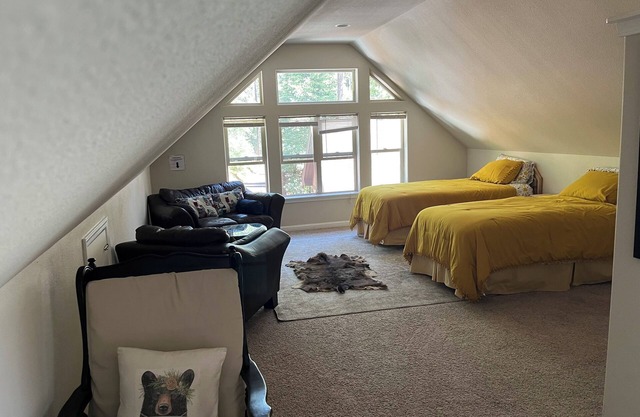 Cozy studio cabin in Arnold California with WiFi, AC