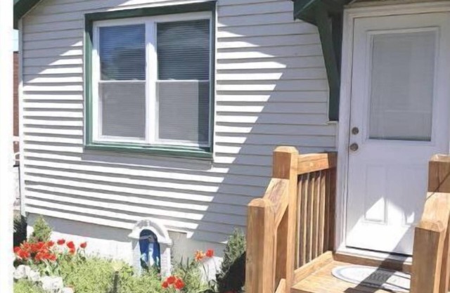 Cozy Studio Cottage on "The Hill," walkably close to everything! The Zoo, Park!