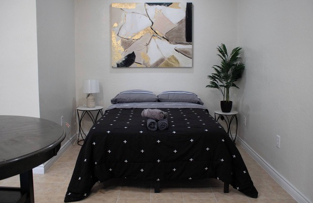 Cozy studio in fantastic Tulare with WiFi access