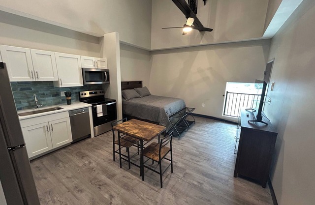 Cozy studio in peaceful Evansville with AC, fitness room