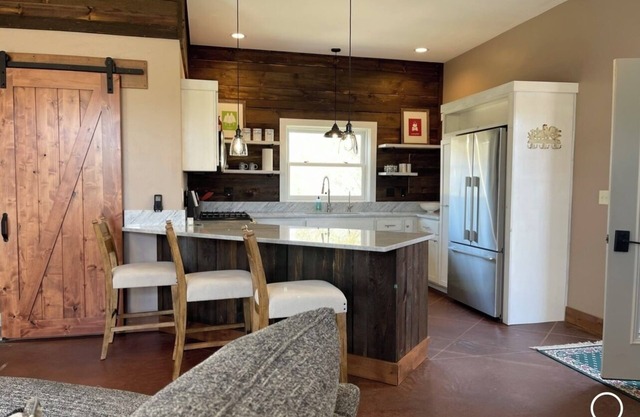 Cozy studio in peaceful Hamilton with AC, WiFi