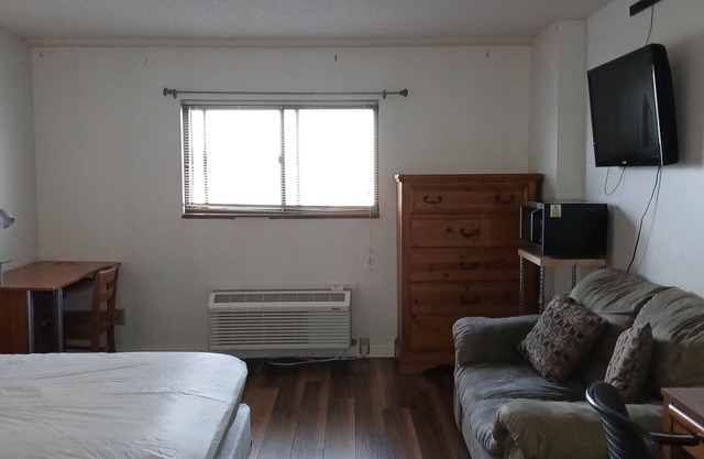 Cozy studio right next to your football game!