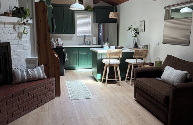 Cozy studio with AC and indoor patio with hot tub in charming Solvang